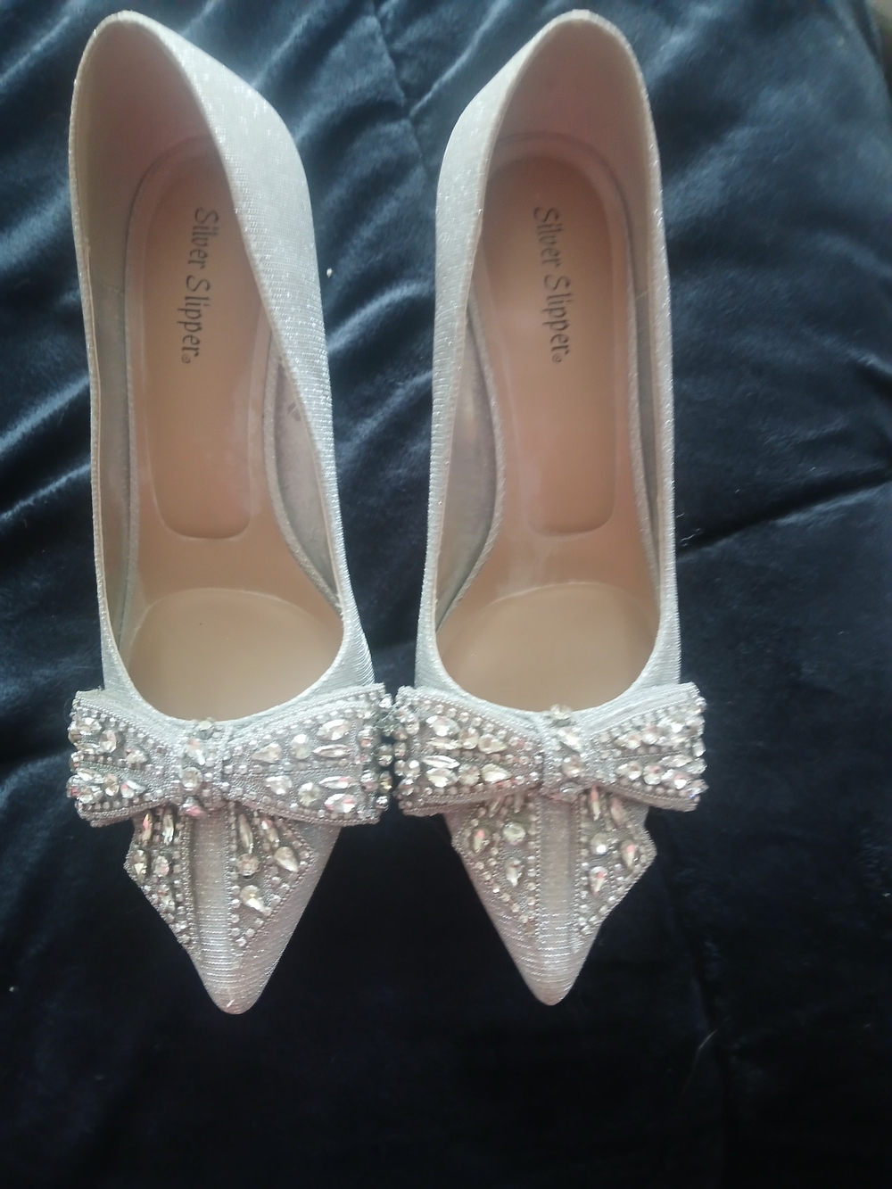 Silver Slippers Rhinestone Bow Pointed-Toe Heels in Silver Like New
